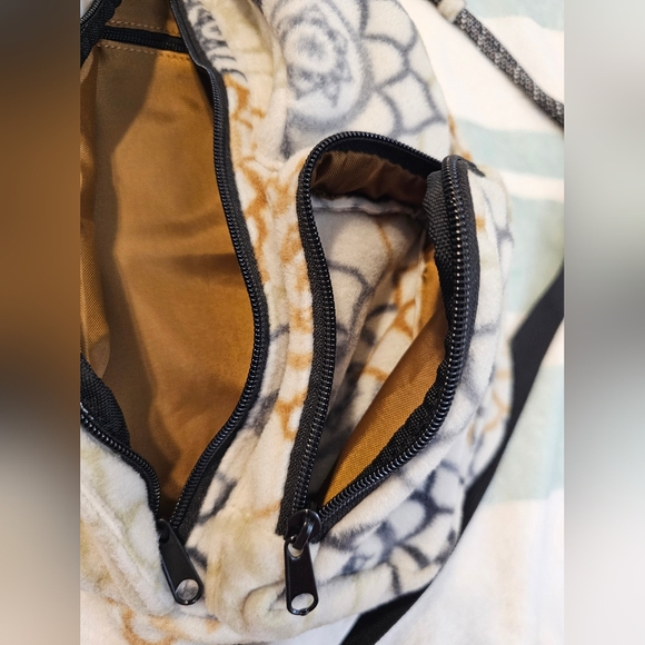 KAVU mini polar sling backpack - Picture 2 of 8